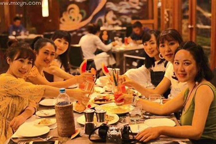 女人梦见娘家人一起吃饭