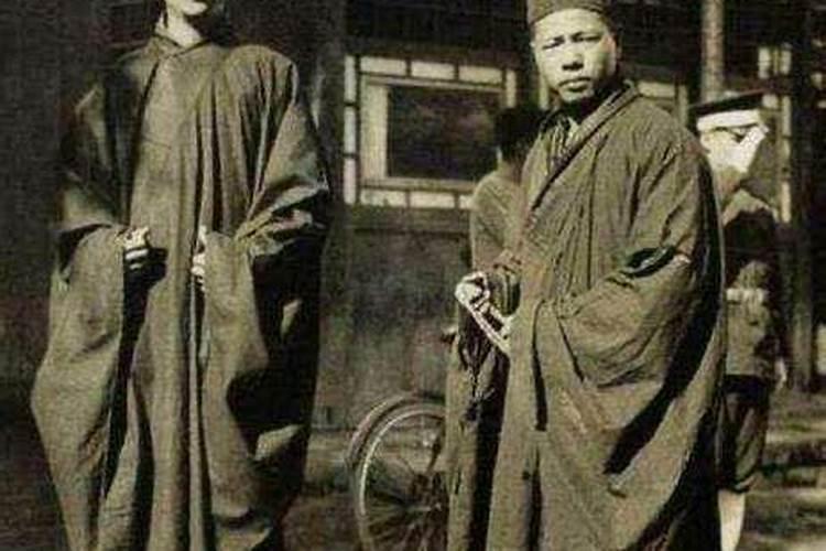 专门哭丧,吹喇叭,做法事的人叫什么？