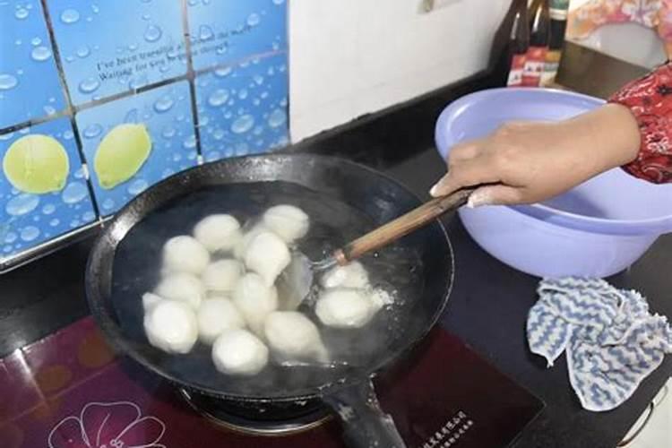 一个亲人去世了,农村的习俗土葬,下葬前遗体放家里七天,这七天请道士...