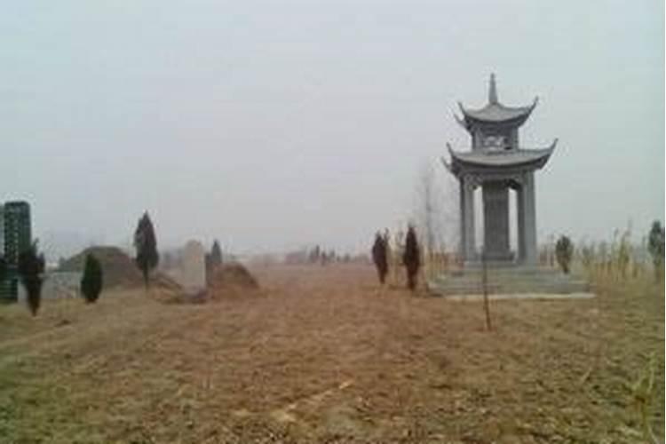 女人梦见路过一片坟地什么意思