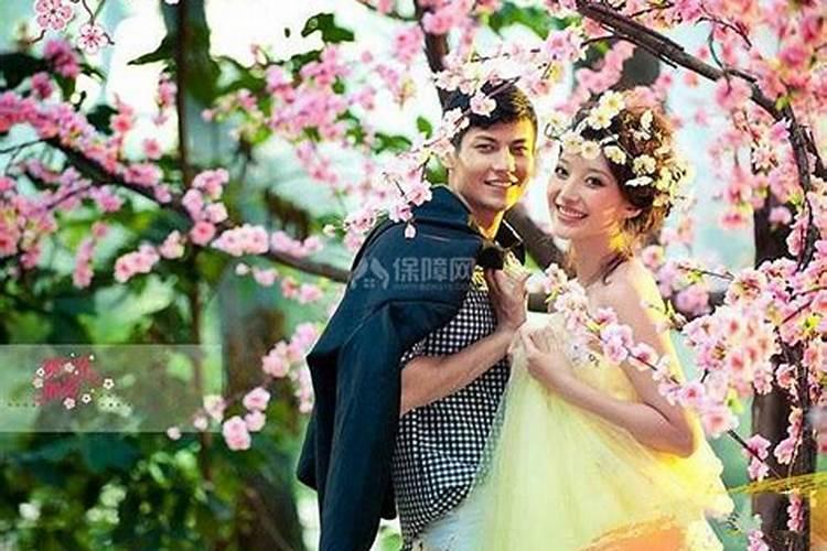 梦到分手多年的前女友来我家吃饭什么征兆？