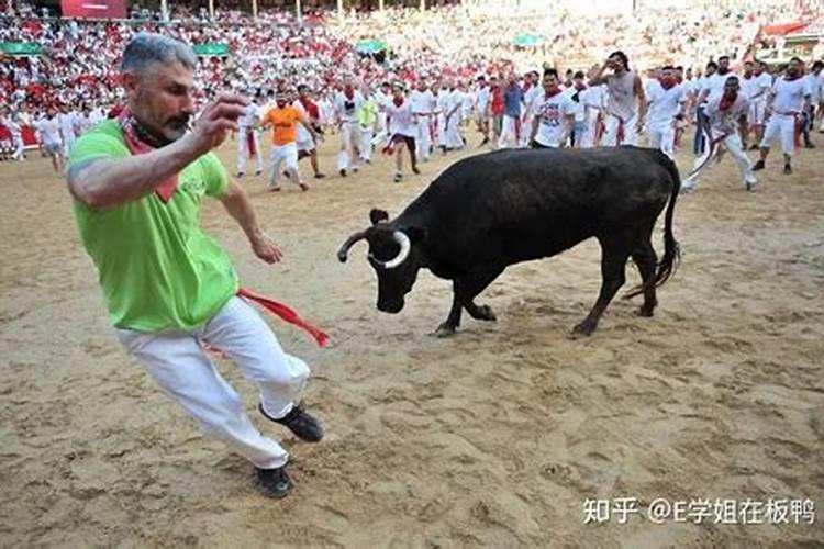梦见自己穿红裙子被水牛追顶撞怎么回事