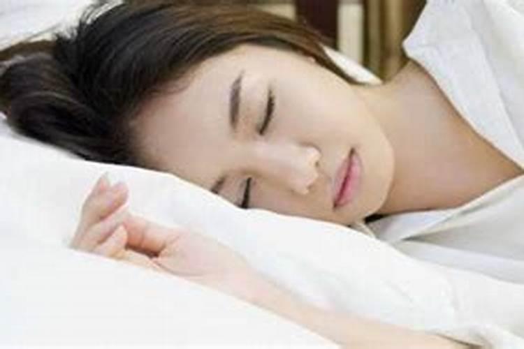 梦见己故的婆婆生病躺在床上,我还上床陪她说话？