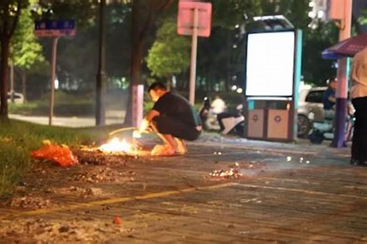 为什么中元节要十字路口烧纸祭祖？