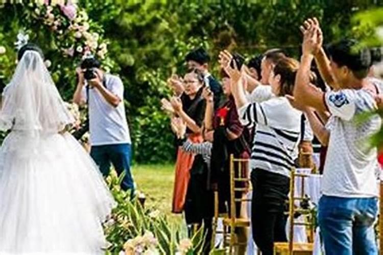 梦见参加别人的婚宴吃东西