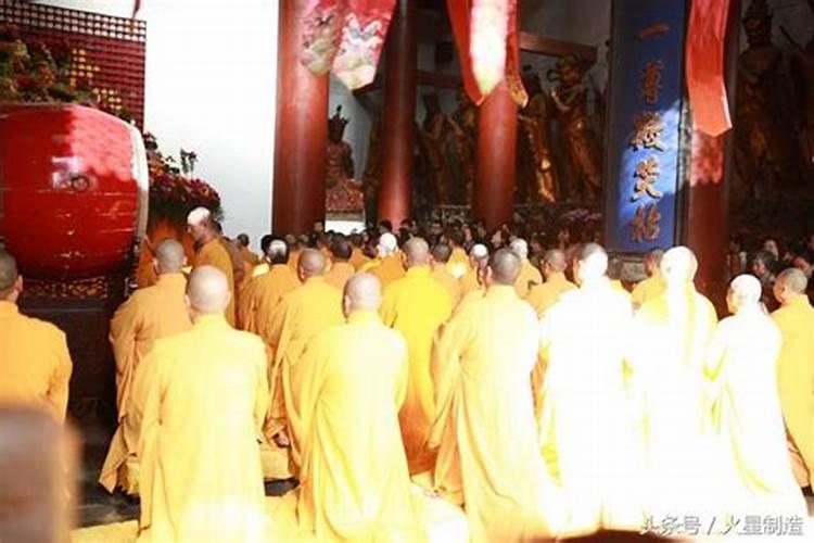 周公解梦梦见在给家人上坟时大蛇钻进自家主坟墓？