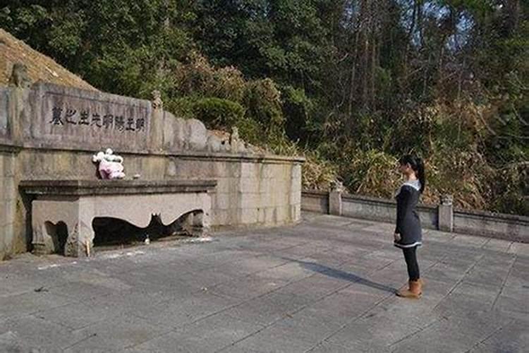 梦见别人拜坟是什么意思？