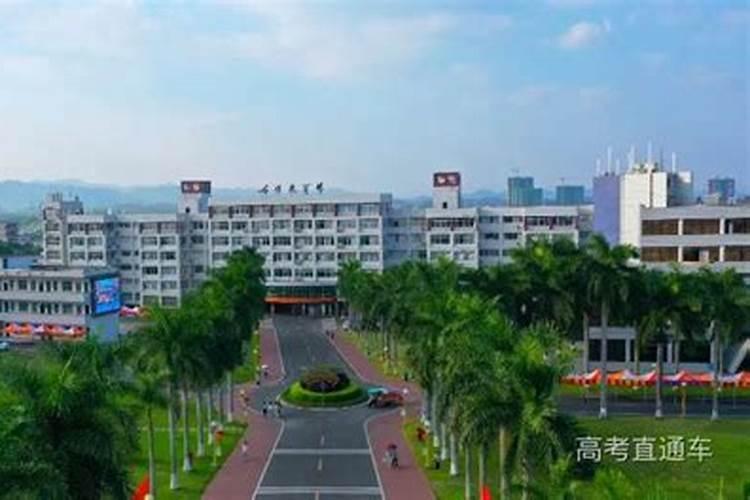 ...梦到跟他去一个偏僻的学校参观,然后躺在他怀里睡觉,是预知梦吗...