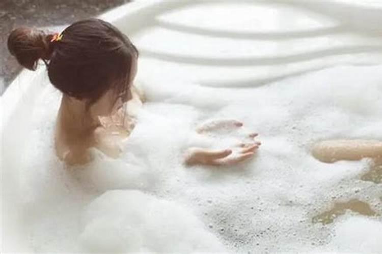 女人梦见男人洗澡是什么意思