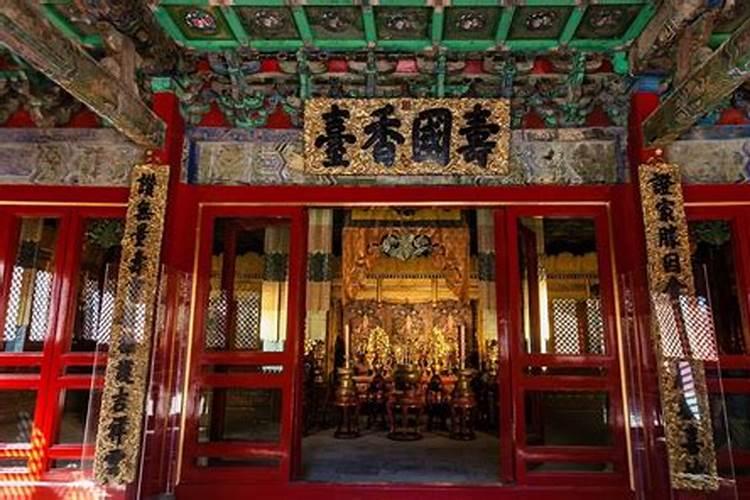无事不登三宝殿中的“三宝殿”指什么