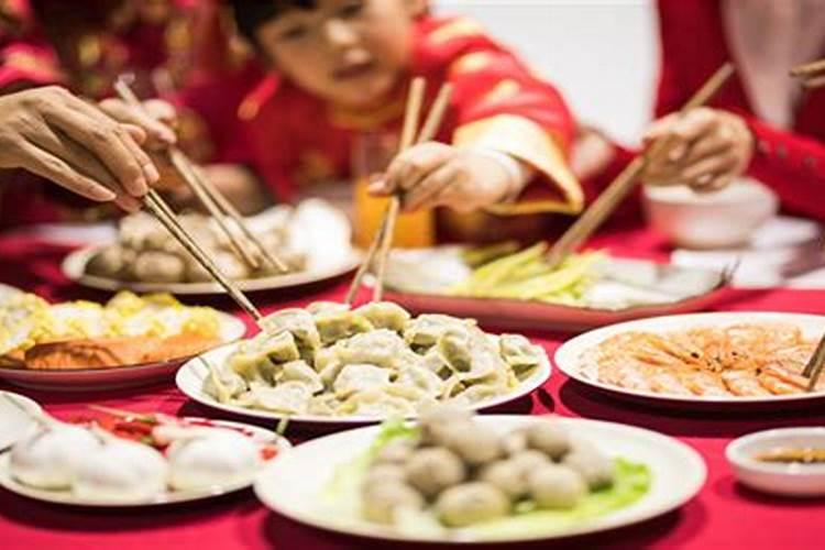 昨晚梦到好多人在我家吃饭,什么意思啊!