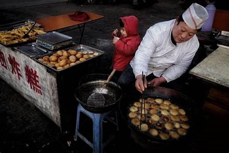 梦见吃糖糕是什么意思？