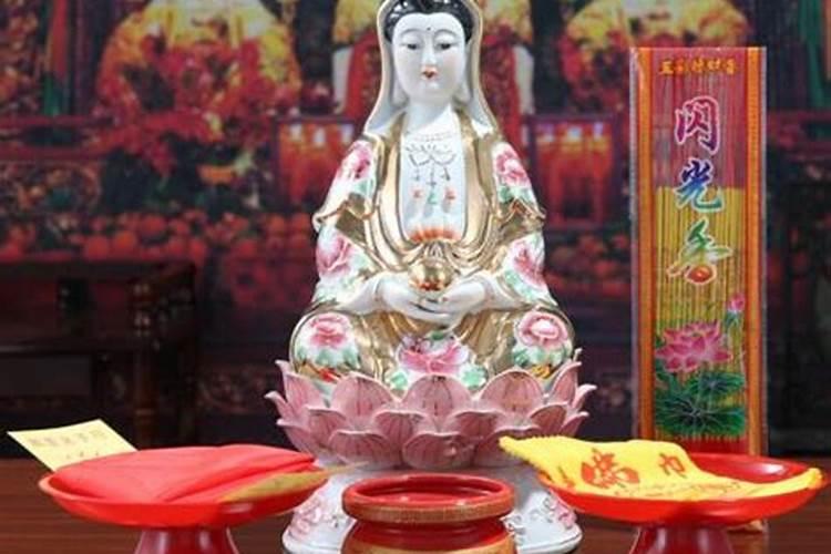 财神爷可以跟观音菩萨放在一起敬吗？可以共用一个香炉吗