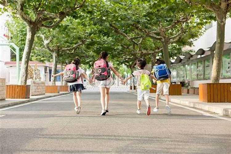 梦见初中同学在一起游玩