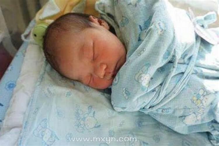 梦见亲戚生了个小女孩我抱着