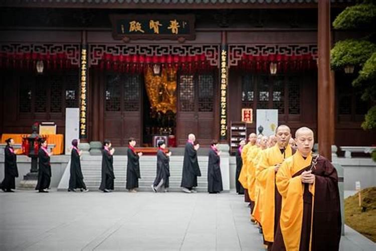 老人去世一周年家中一个儿子的怎样祭奠？