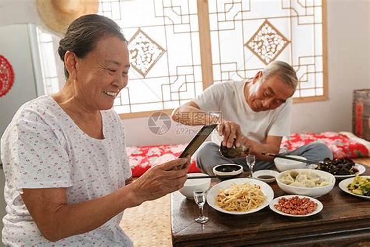 梦见外婆家聚了好多人