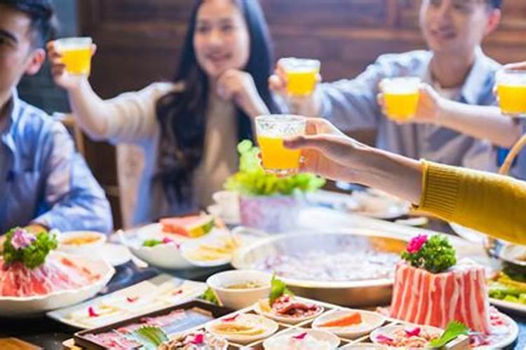 梦见陌生人进入家中吃饭的预兆