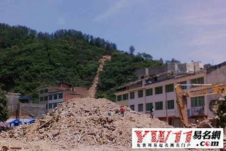 梦见山崩地裂大洪水