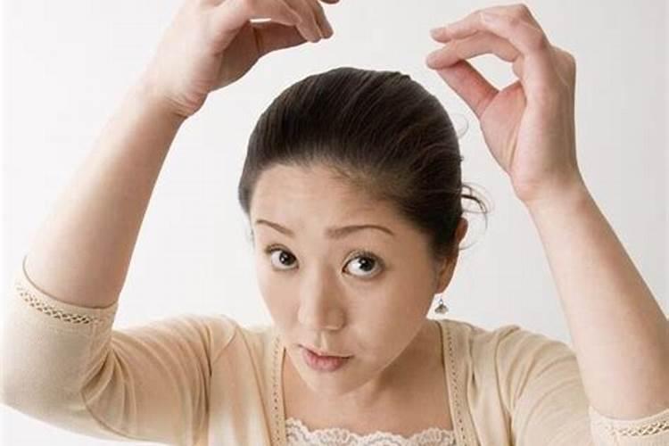 做梦梦见他人头发白,梦见认识的女人头发白了很多