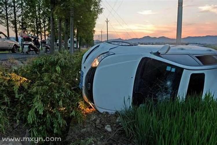 梦见开车翻车人没事,要引起注意了