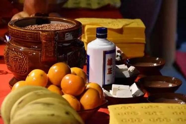 七月十五给爷爷上坟可以买啥东西烧给爷爷？