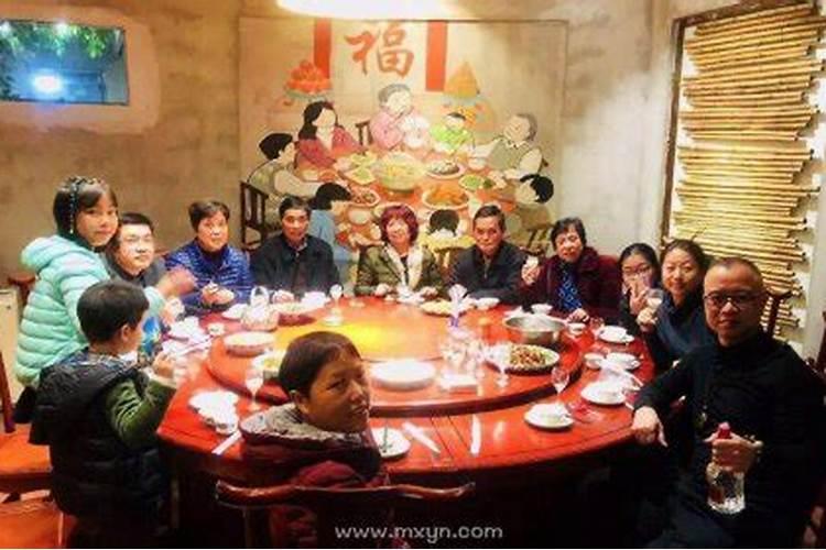 梦见好多人一起吃饭是什么意思