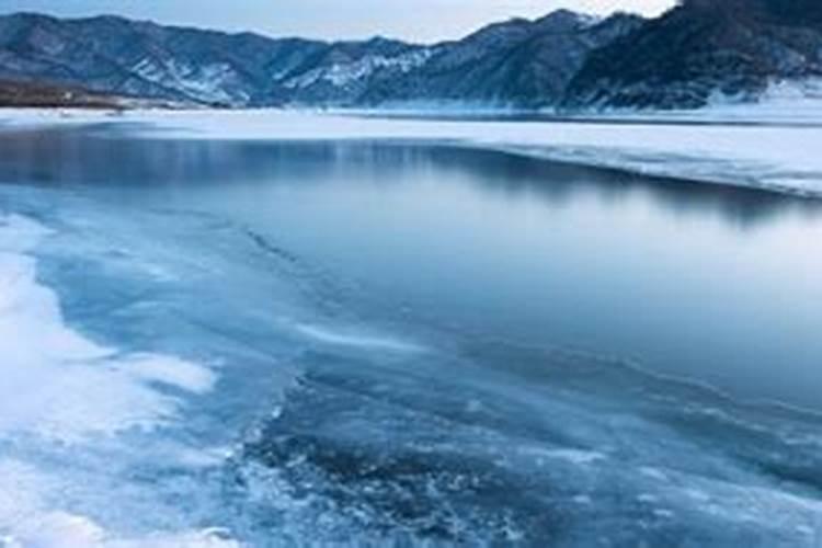梦见湖边涨水的预兆