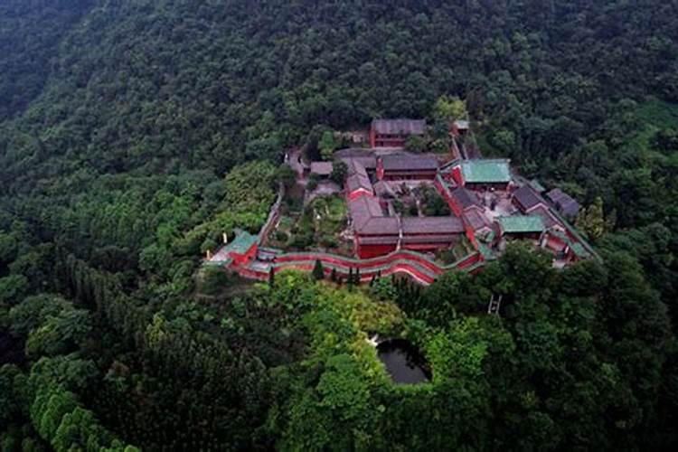 梦见放烟花致邻居家的草堆和自己家的草堆失火,后被水浇灭,是什么意思...