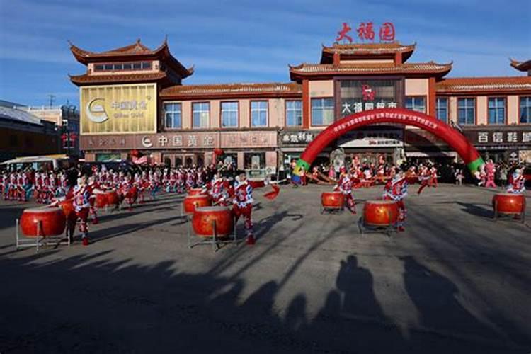 脖子正中上有痣代表什么？