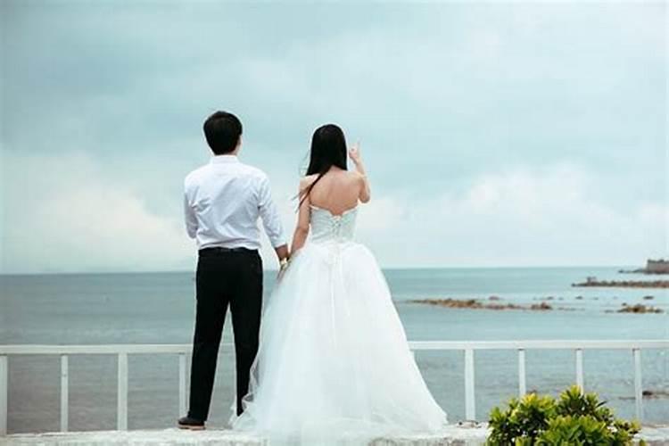梦到和不认识的人结婚是什么预兆(超准)