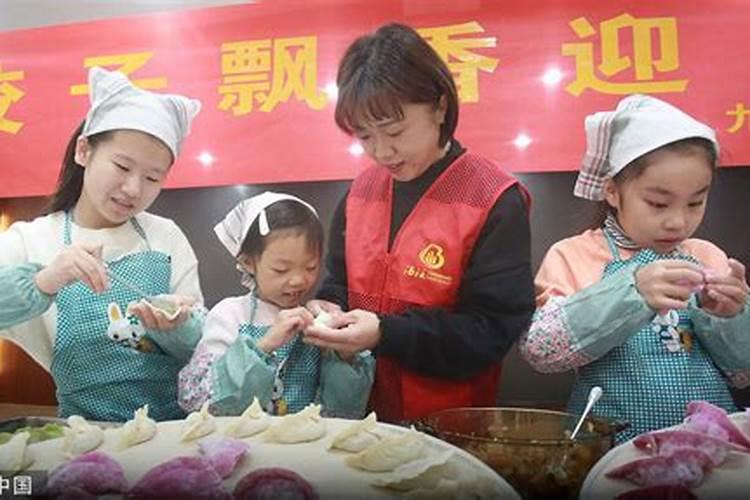 我孩子是八月十五出生的起啥名字最好我姓何？