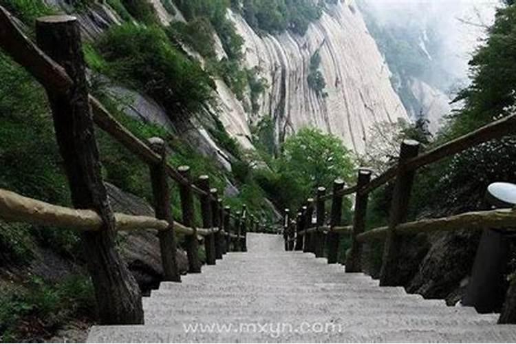 梦见爬山很陡峭很艰难 梦见爬山很陡峭很艰难是什么意思