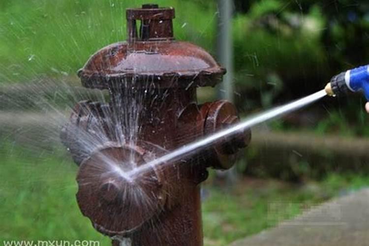 梦见家里水管坏了向外喷水的预兆