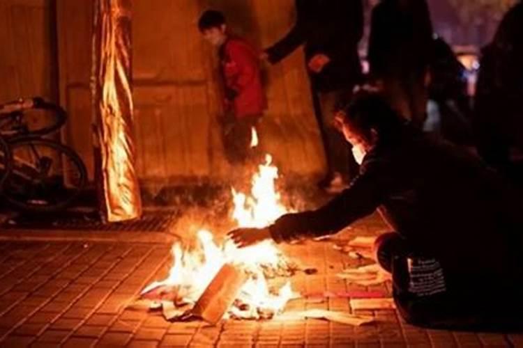 今年鬼节我在外地怎样给逝去的兄弟烧纸？