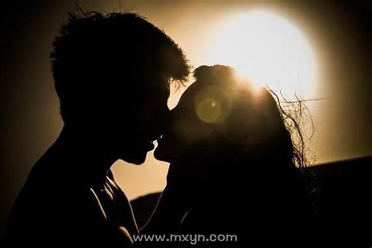 梦见亲吻熟悉的女人的预兆
