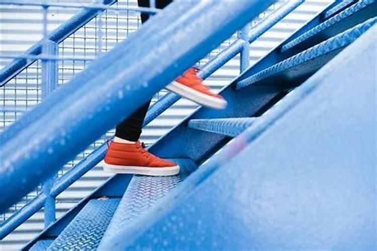 梦见上楼梯又原路返回的预兆