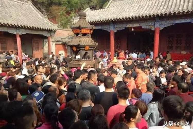 谁知道泰山上拜的“泰安奶奶”是哪路神仙啊？？？