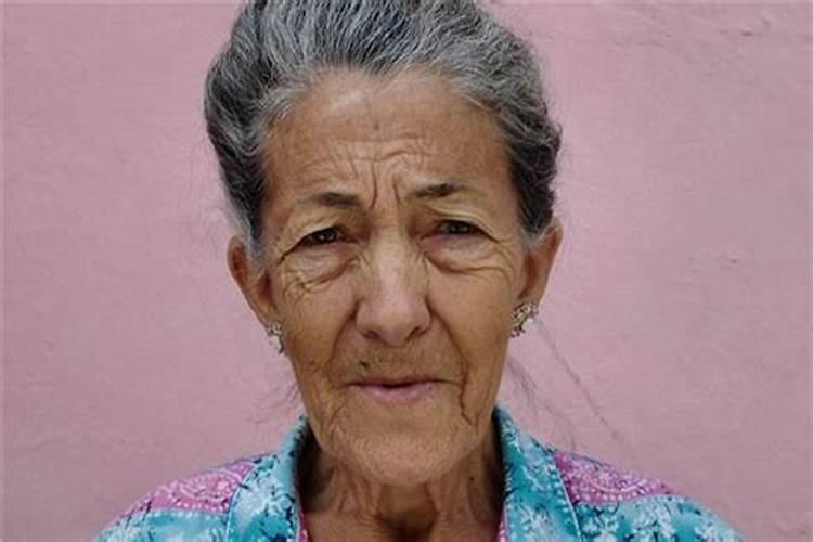 梦见外婆还没死的预兆