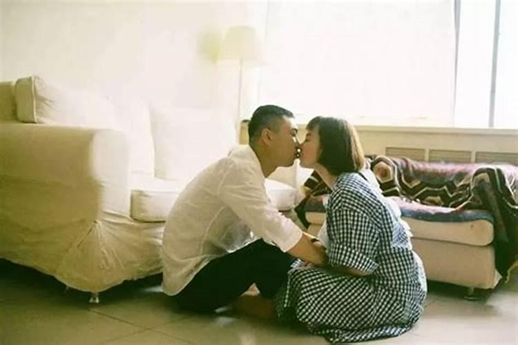梦见美女亲我是什么意思
