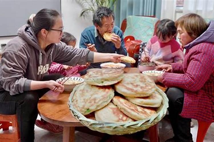 小年在灶台上摆几个饺子