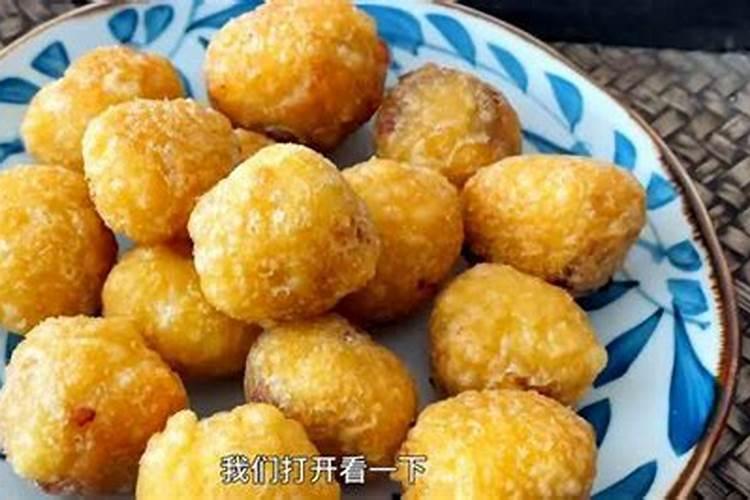 在小年这一天,北方地区的人们通常会吃什么传统食品？