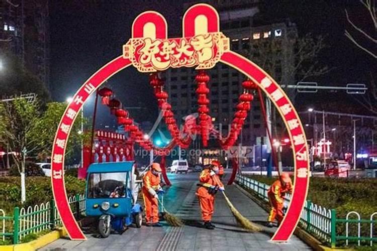 北京三大庙会环卫工人一天扫四五千根肉串竹签是怎么回事？