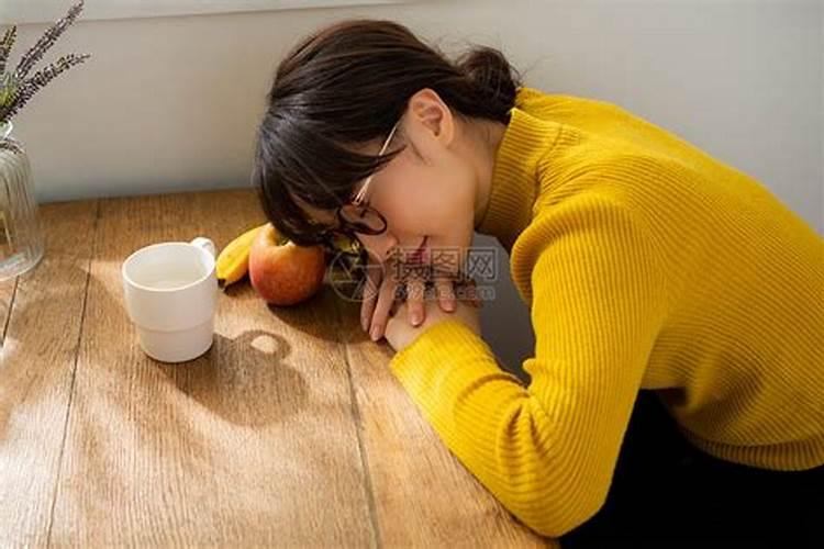 梦见美女趴在我腿上睡着了