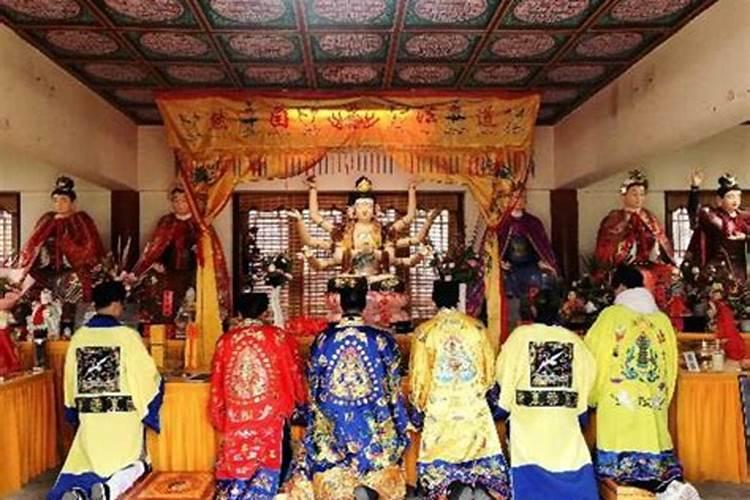 梦见我妈死了,我在梦里哭醒了,现实中我妈还活着呢,意味着什么？