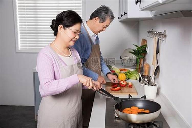 梦见老人做饭吃的预兆