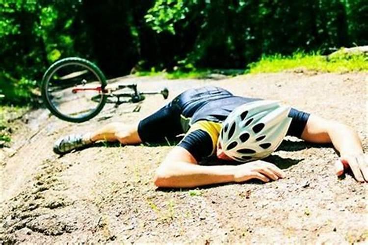中年女人梦见自己骑车很费劲