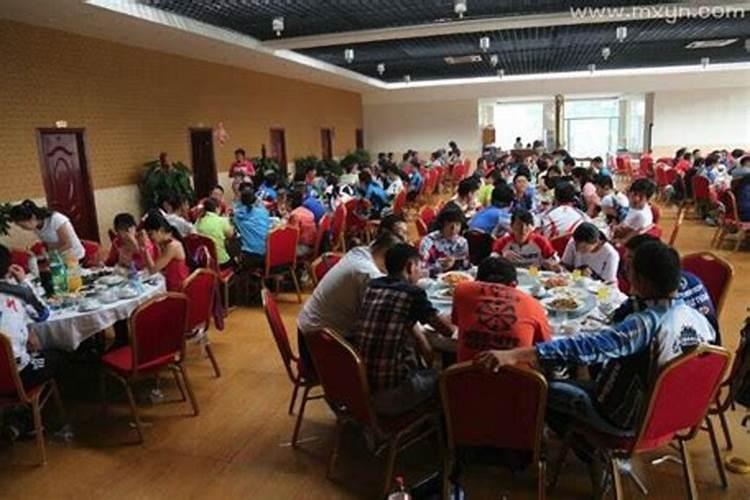 梦见操场上好多学生在吃饭的预兆