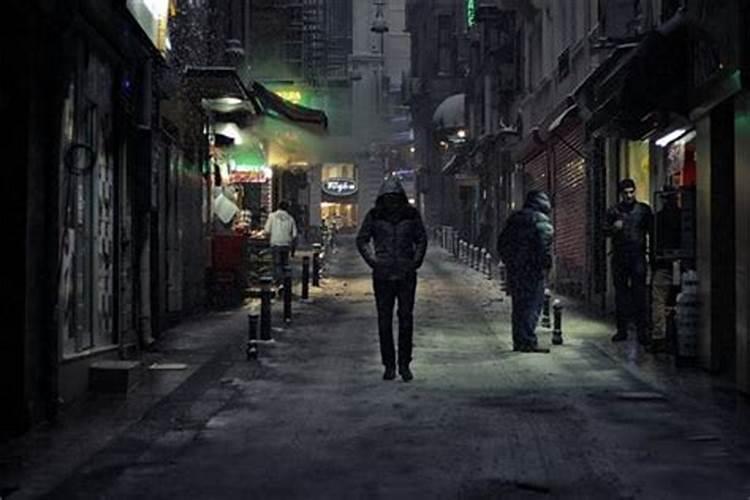 梦见鬼敲门来找人是什么意思