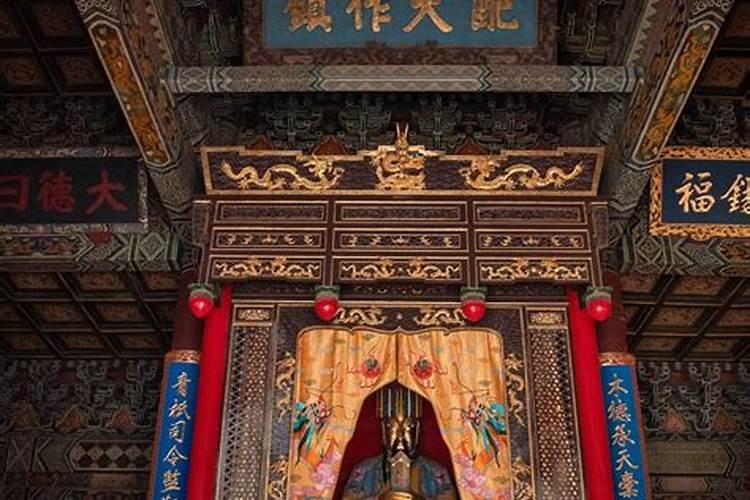 俗话说“无事不登三宝殿”,这“三宝殿”指什么？